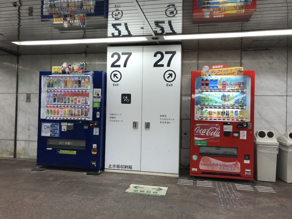 「川崎モアーズ・銀柳街・たちばなモール」記載の27番出口から地上へ上がる（写真左）