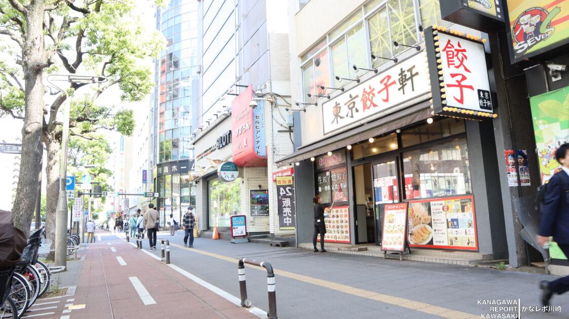 JR川崎駅方面から「新川通り」を進むと「東京餃子軒」の隣に自動販売機が設置されています