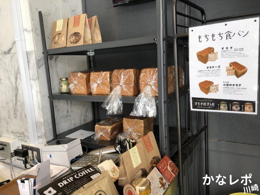 レジ横に陳列された系列店omochiの食パン