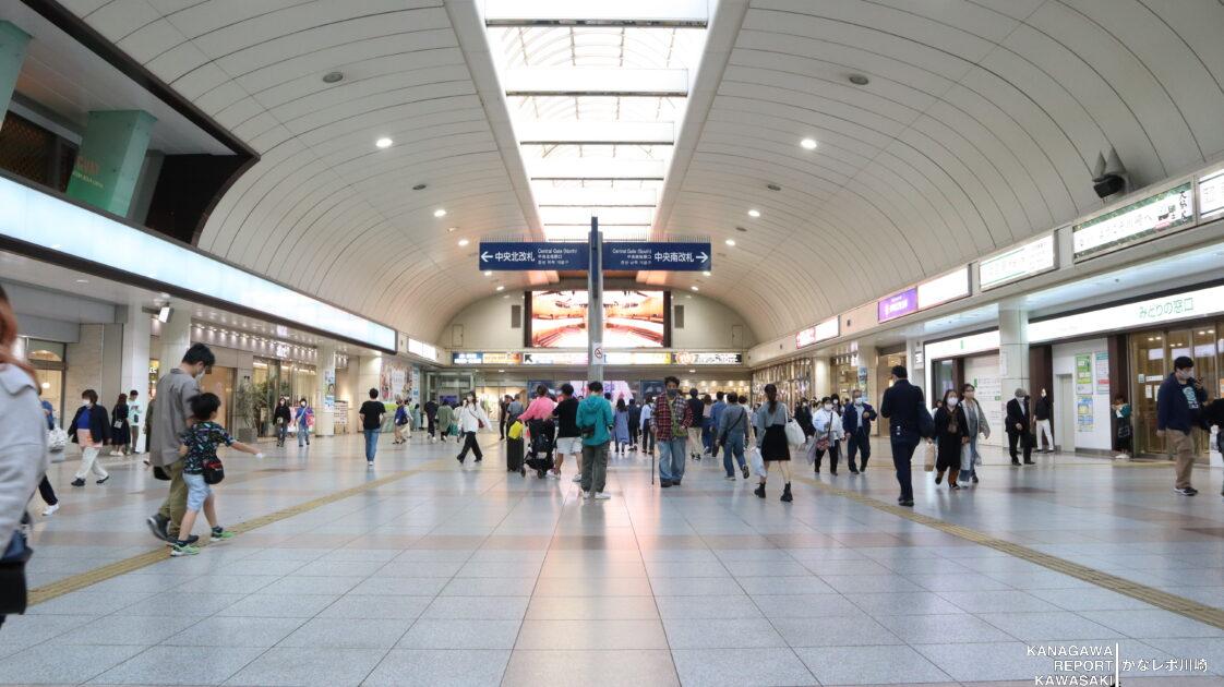 川崎駅コンコース・ JP川崎駅中央通路を「中央東口」の方向