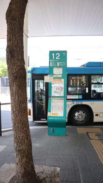 川崎駅バス12番のりばを近くで撮影したものです。12番のりばでは、「川07」以外のバスも停車するため、異なる行先のバスに誤って乗らないよう注意が必要です。