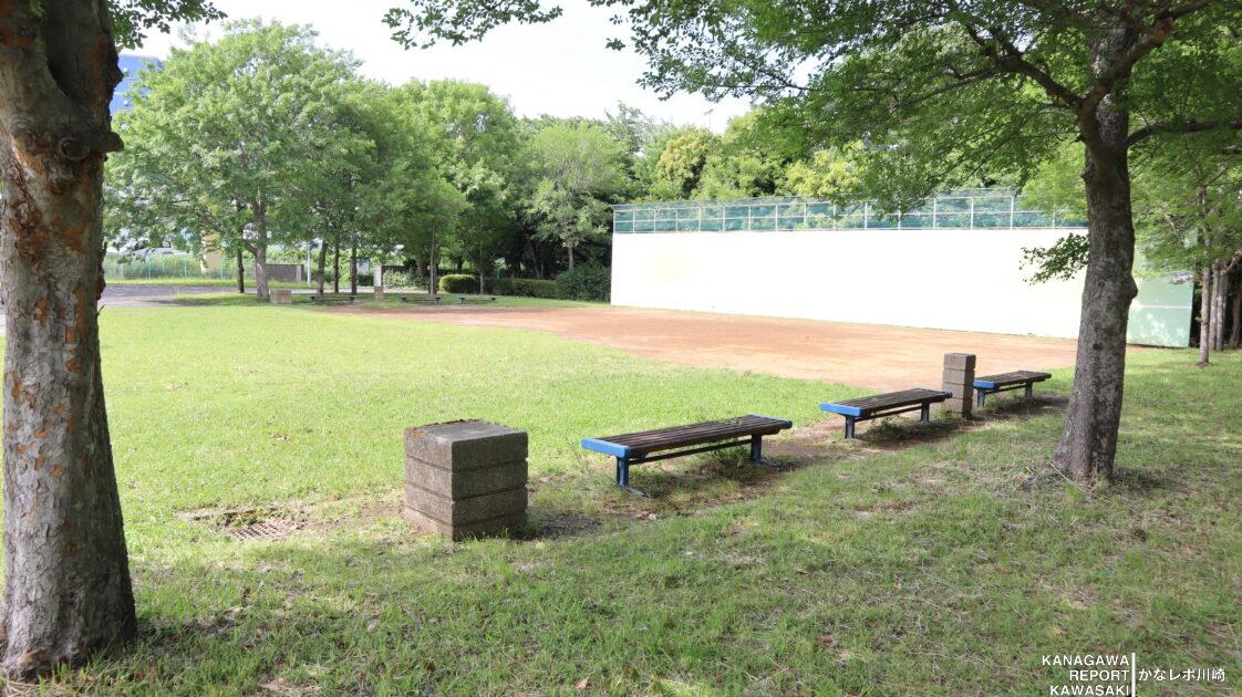 スポーツ広場には、芝と土で構成された広大なスペースがあり、その一部にはテニスの壁打ち専用のエリアが設けられています。