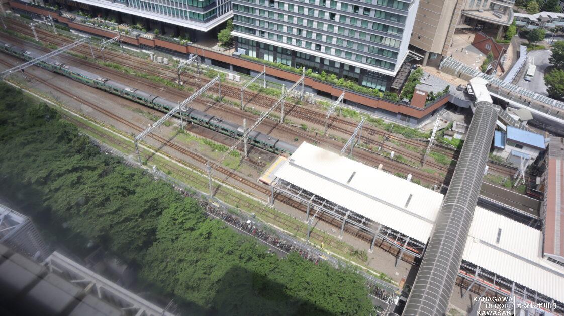 JR川崎駅のホームに入線する東海道線の列車を間近で眺めることができます。
