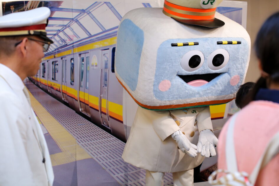 JR東日本 川崎駅「電車をねらえ」ゲーム、電車パネルと記念撮影