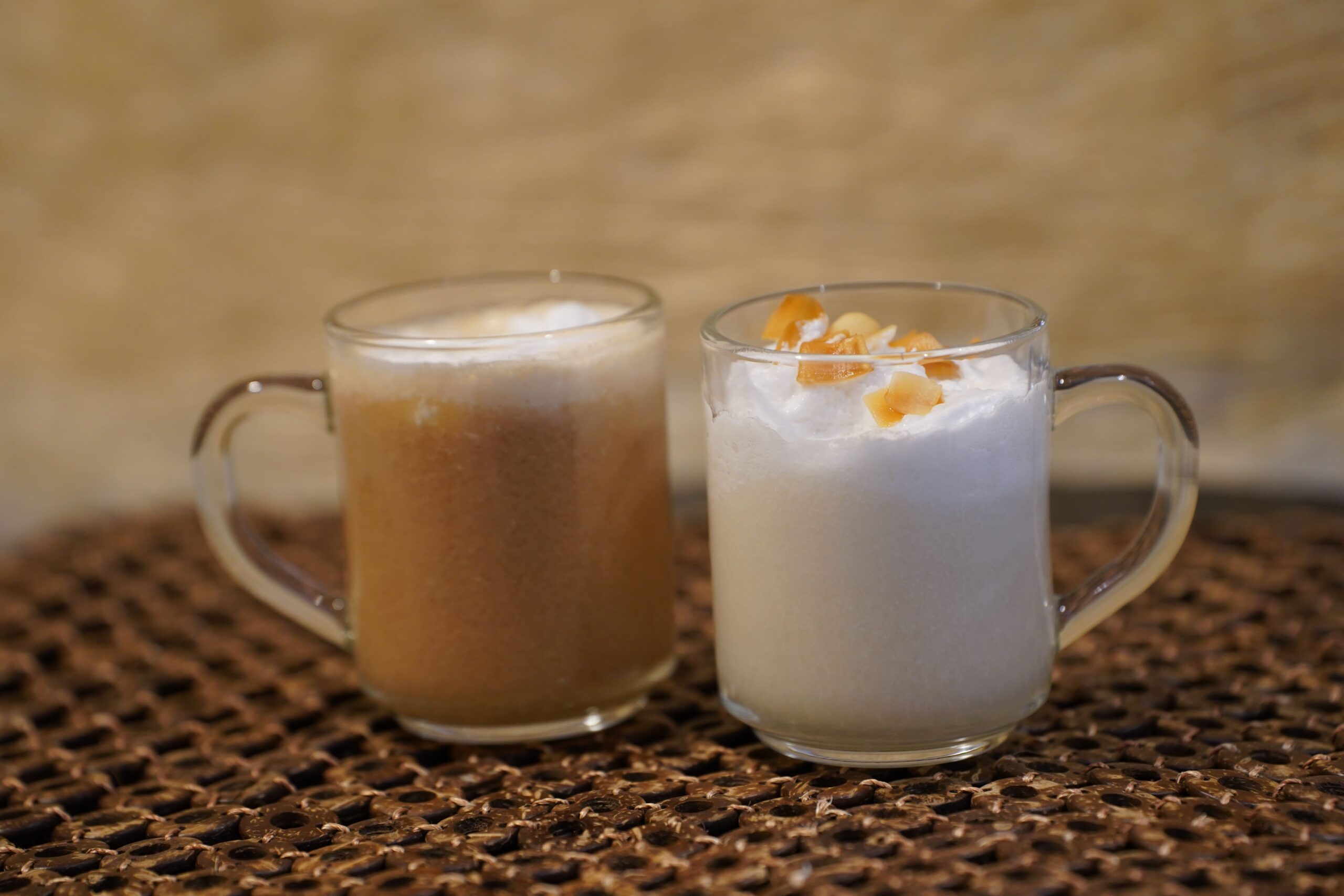 写真右：ホットココナッツミルク
写真左：プレミアムココナッツミルクティー
